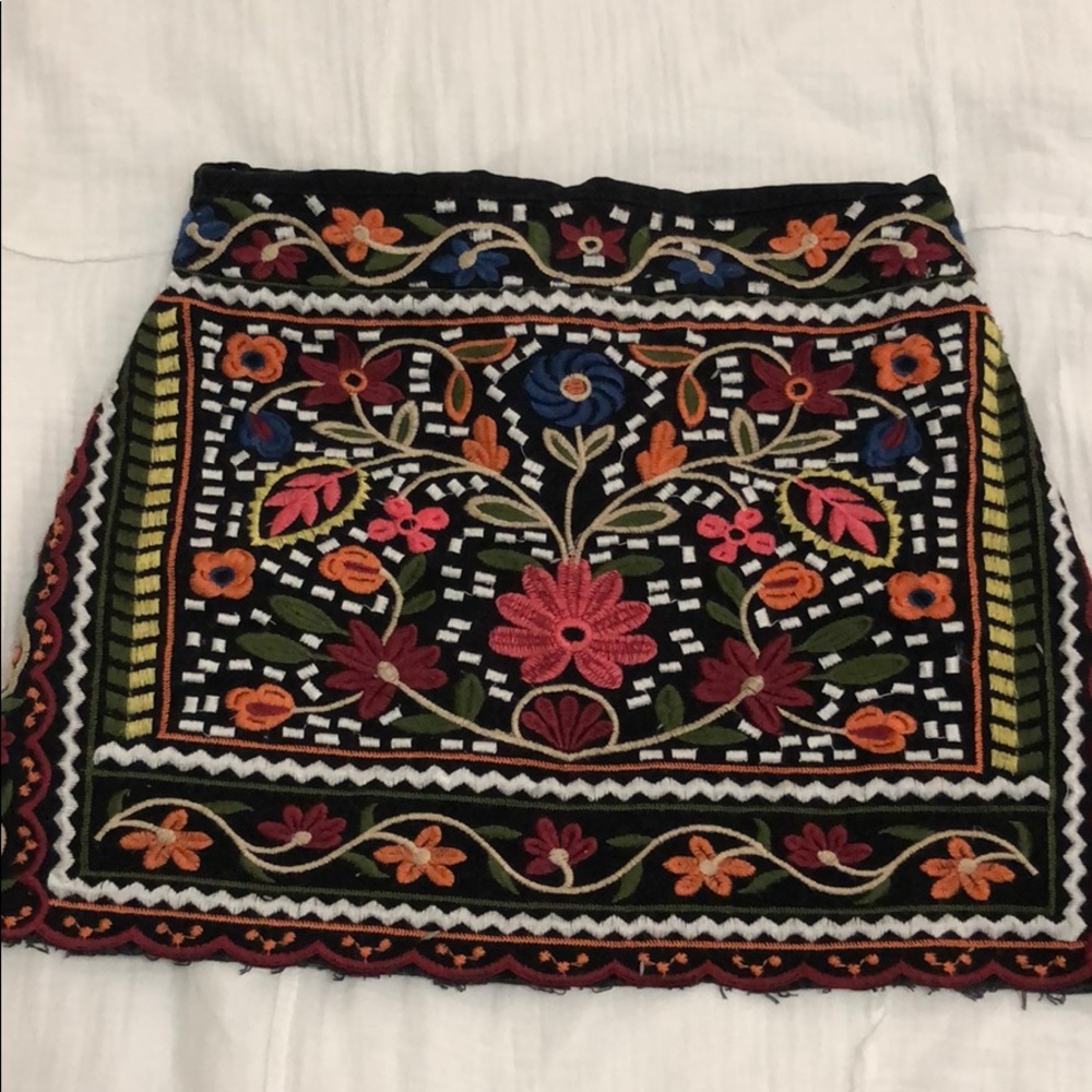 Embroidered mini skirt